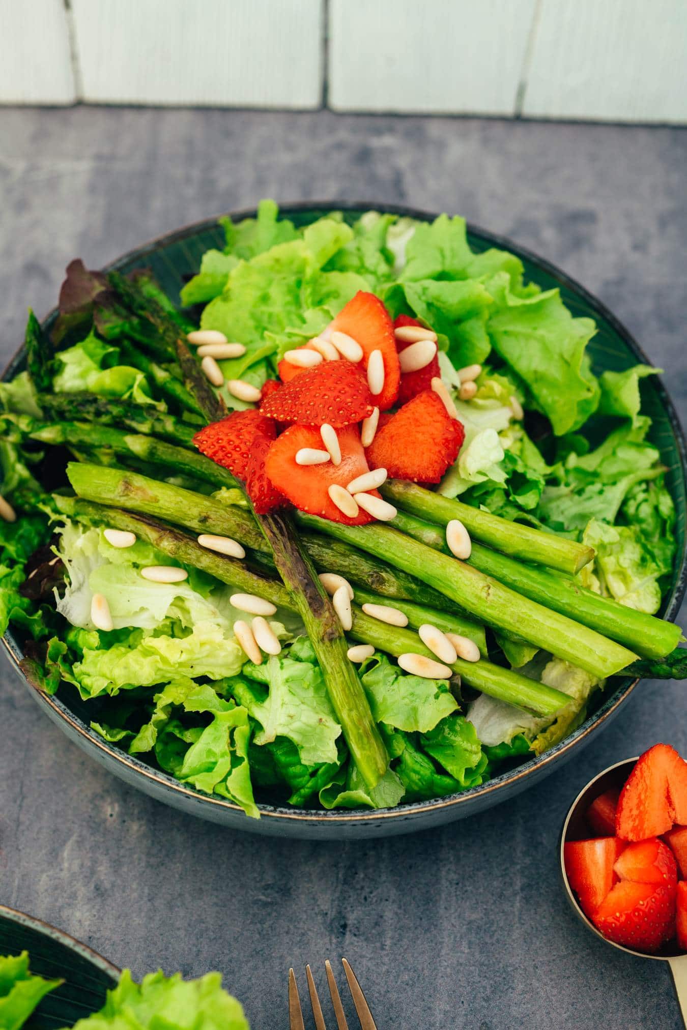 Veganer Salat mit Erdbeeren und grünem Spargel 30 Min