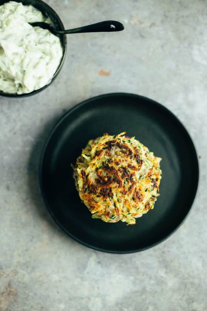 Zucchini-Kartoffel Puffer mit Tzatziki — VEGANE VIBES