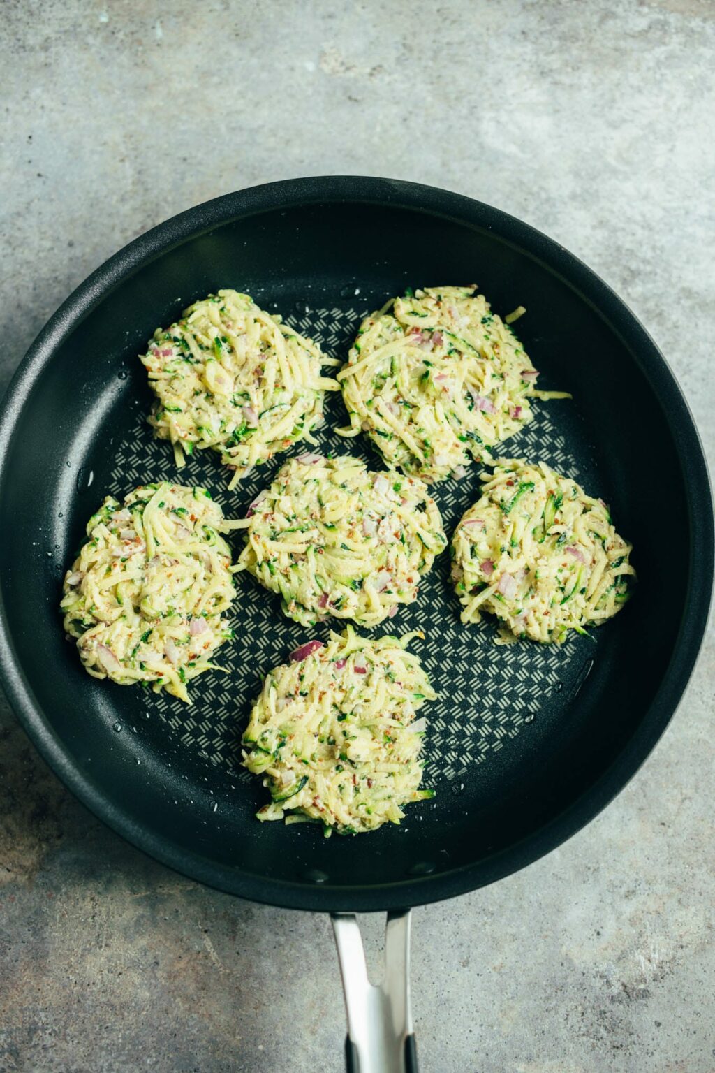 Zucchini-Kartoffel Puffer mit Tzatziki — VEGANE VIBES