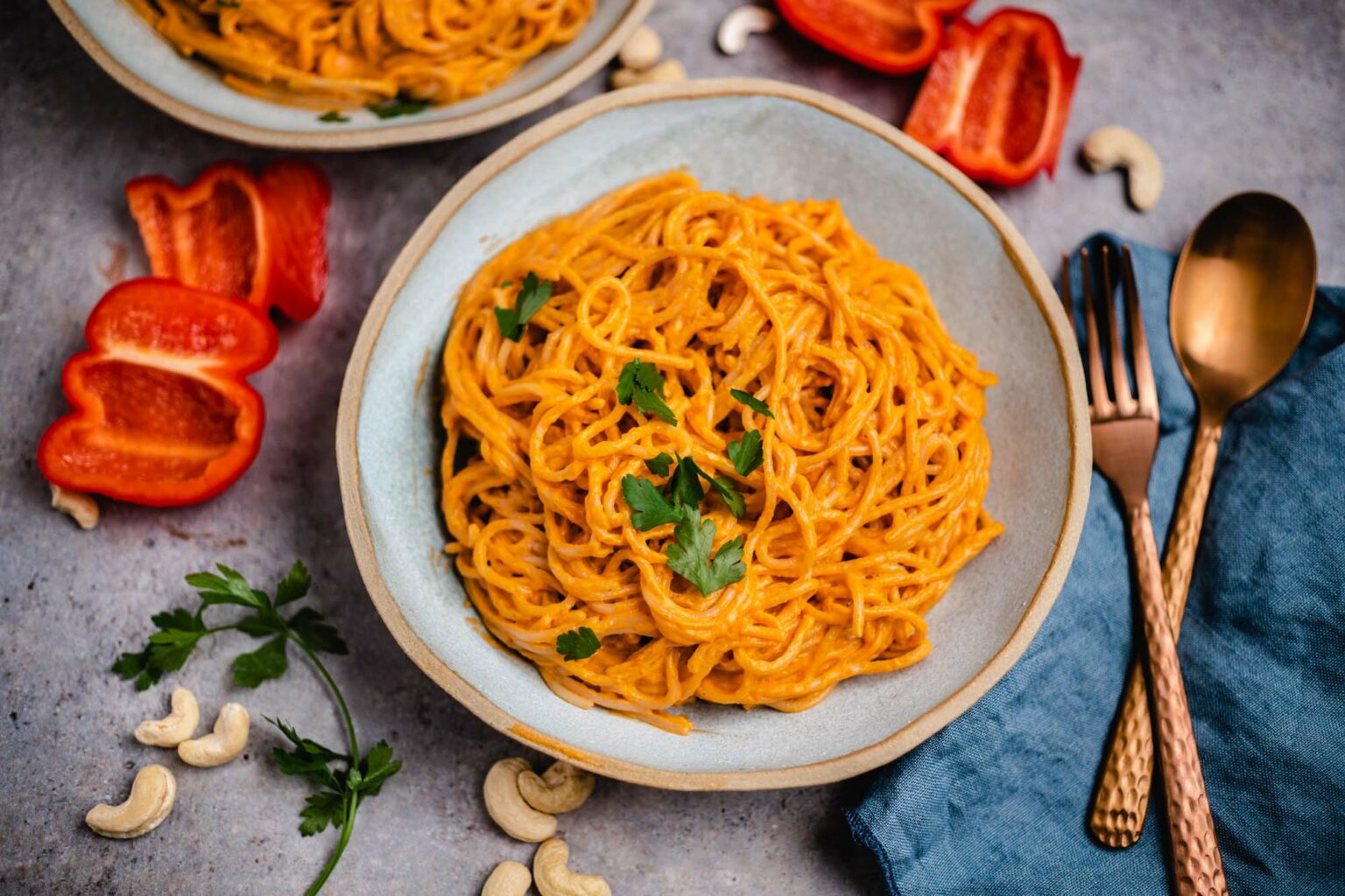 Pasta mit gerösteter Paprika Sauce — VEGANE VIBES