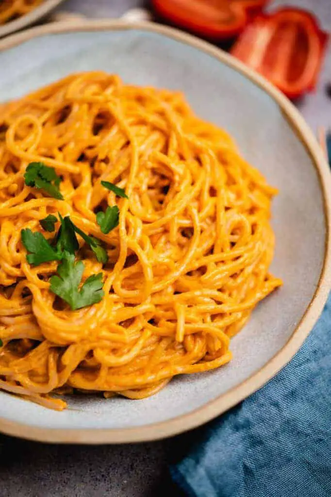 Pasta mit gerösteter Paprika Sauce — VEGANE VIBES