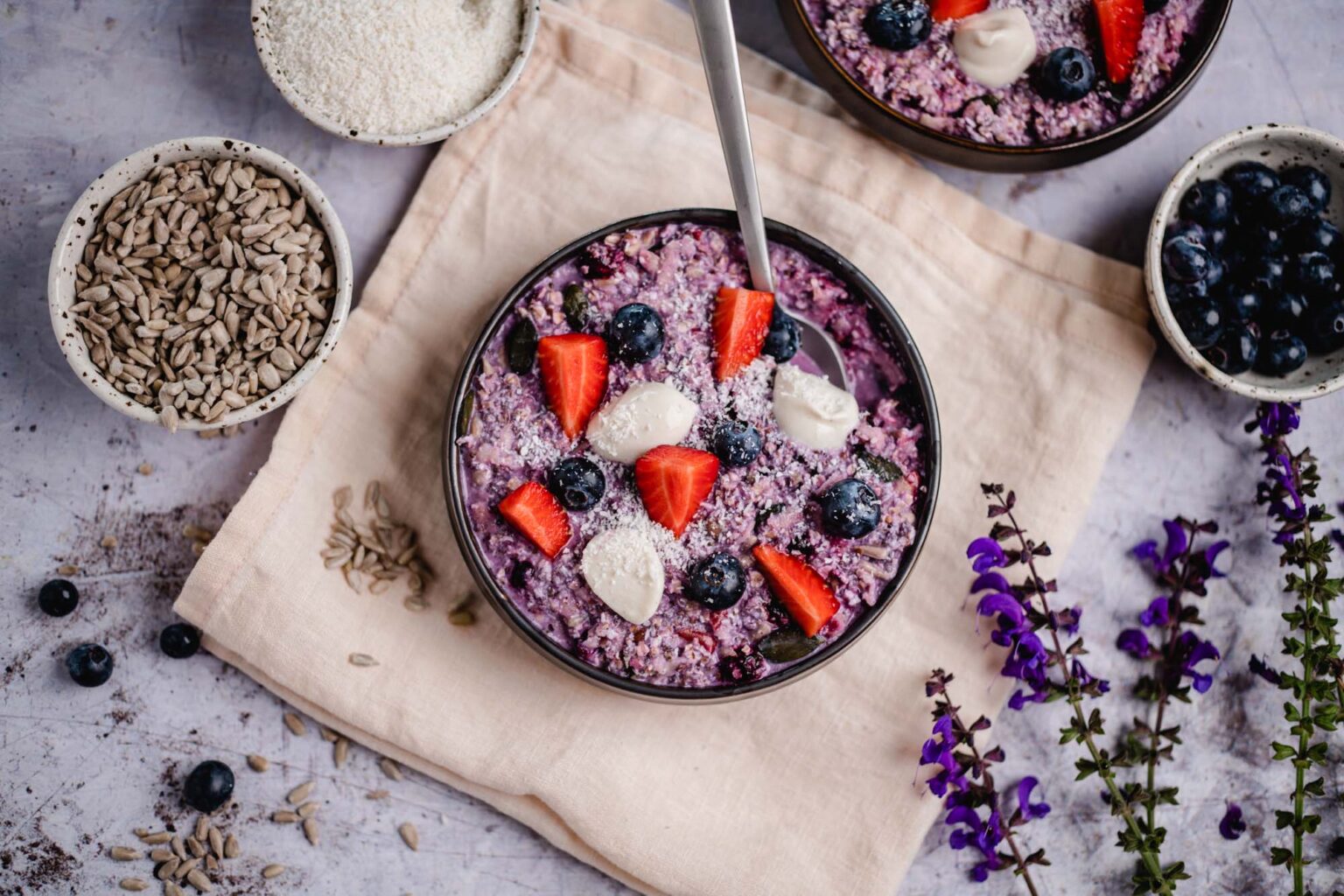 Blaubeer-Kokosnuss Bircher Müsli — VEGANE VIBES