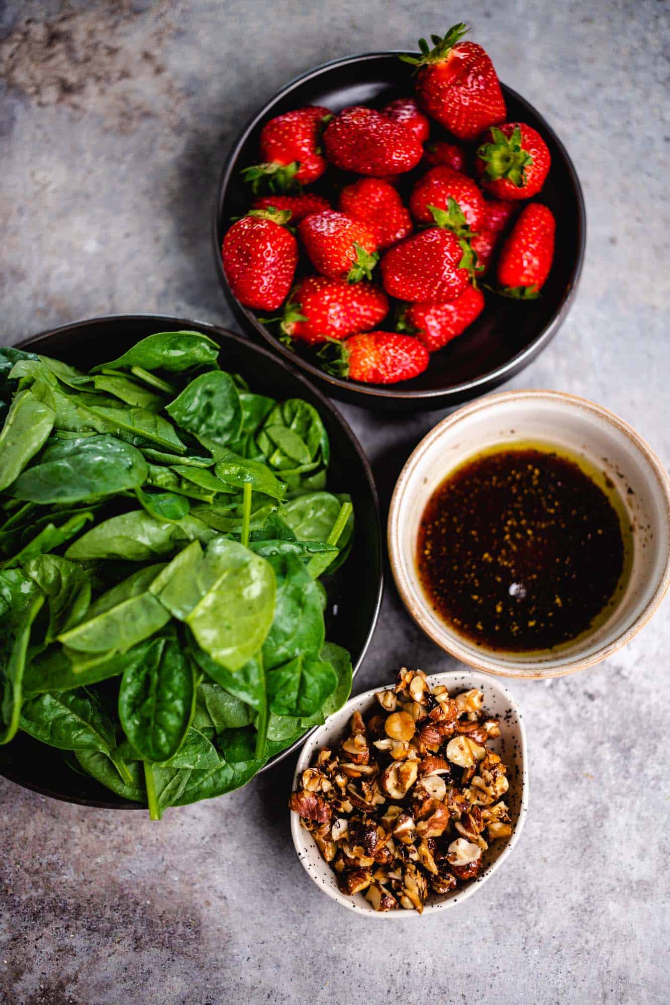 Erdbeer Spinat Salat mit karamellisierten Haselnüssen — VEGANE VIBES