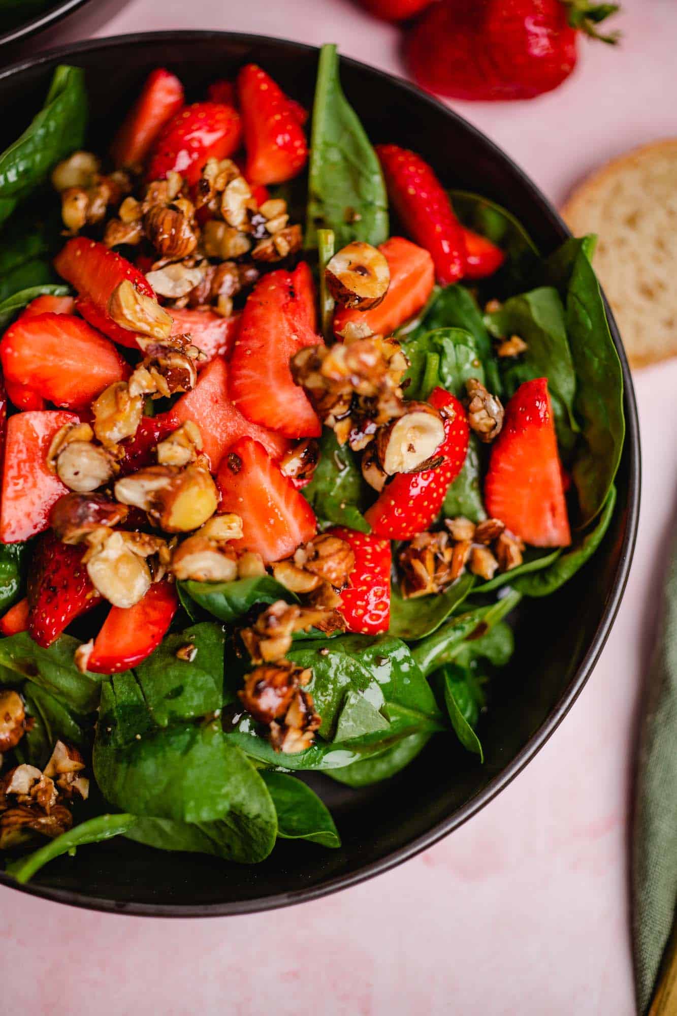 Erdbeer Spinat Salat mit karamellisierten Haselnüssen — VEGANE VIBES