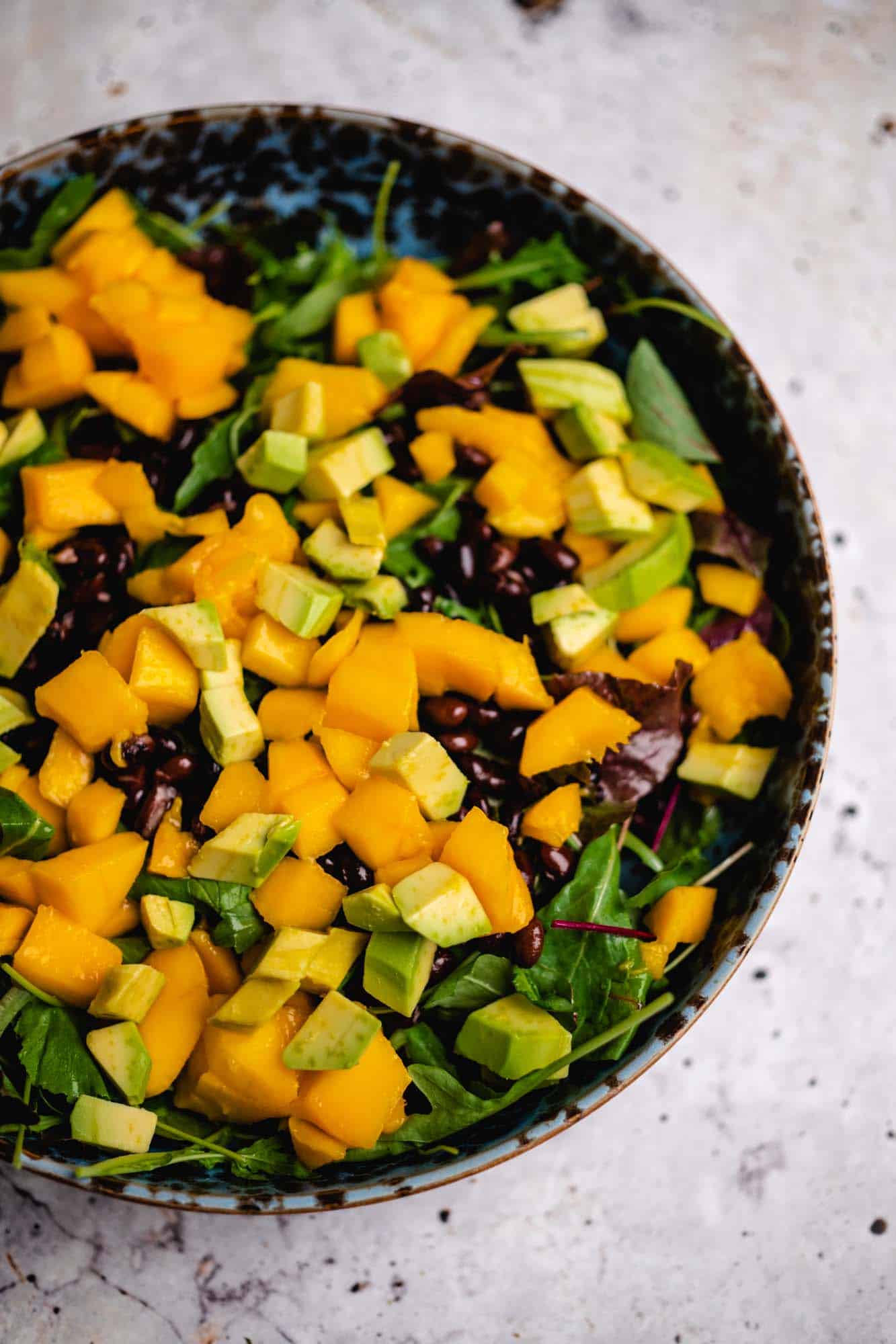 Salat mit Mango und schwarzen Bohnen — VEGANE VIBES