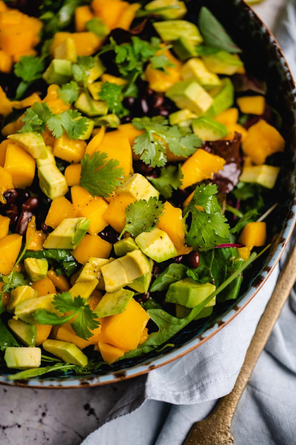 Salat mit Mango und schwarzen Bohnen — VEGANE VIBES