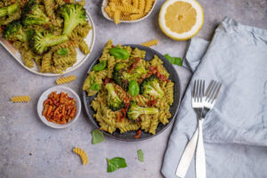 Brokkoli Nudelsalat mit Hanf-Pesto (vegan)