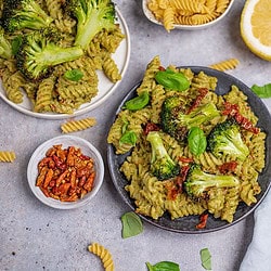 Brokkoli Nudelsalat mit Hanf-Pesto (vegan)