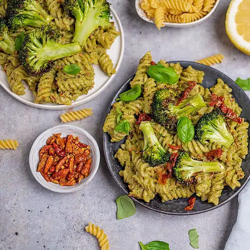 Brokkoli Nudelsalat mit Hanf-Pesto (vegan)