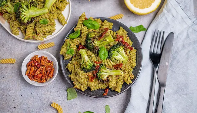 Brokkoli Nudelsalat mit Hanf-Pesto (vegan)