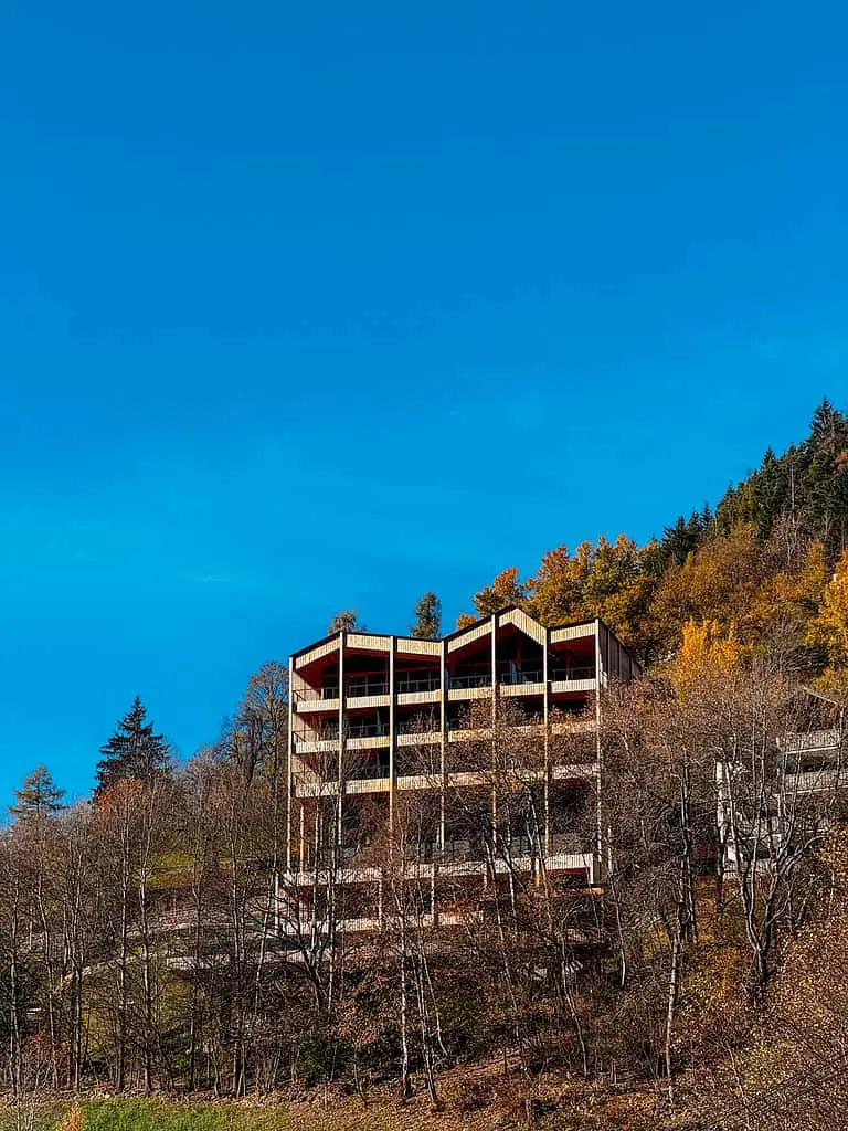 Blick auf das Ajuveda Hotel, im perfekten Herbst Wetter