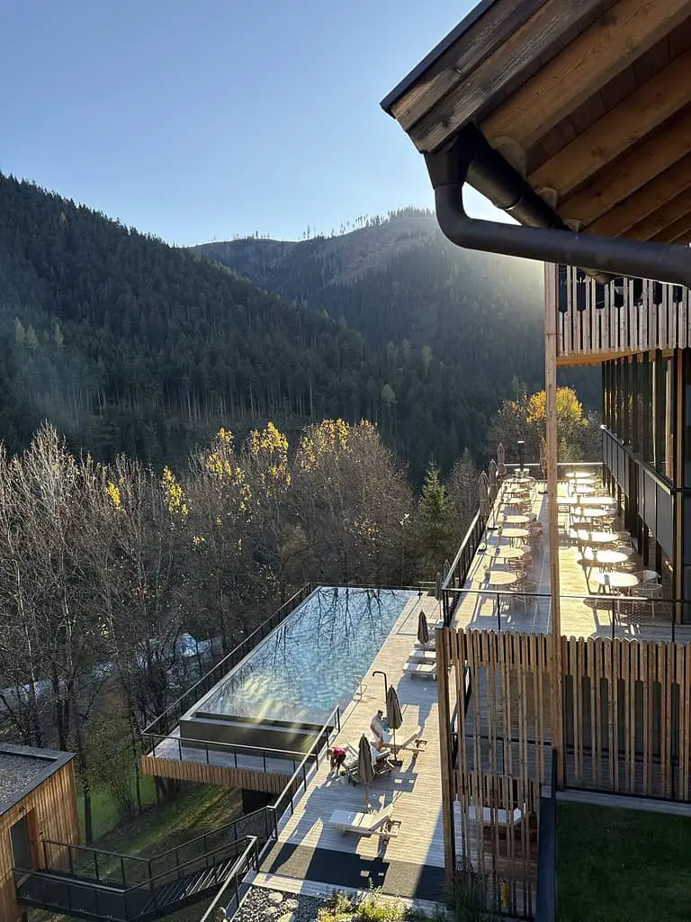 Das schöne Hotel mit Blick auf den beheizten Pool